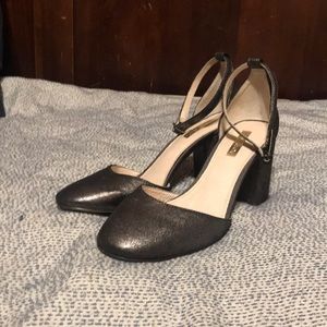 NWOT Louise et cie metallic charcoal block heel with ankle strap